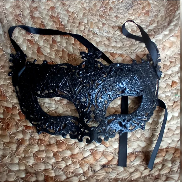 ♥️ H&M Venetian Mask - Picture 2 of 4